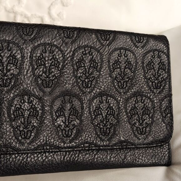 Black Clutch With Pseudo Skull Design 💀 Super Slim /Crossbody- Removable Chain - Picture 11 of 16